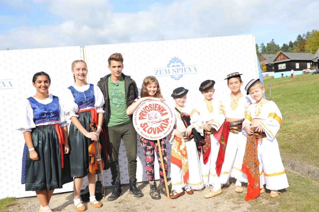 Read more about the article Účasť žiakov tanečného odboru a členov DFS Prvosienka na castingu Zem spieva