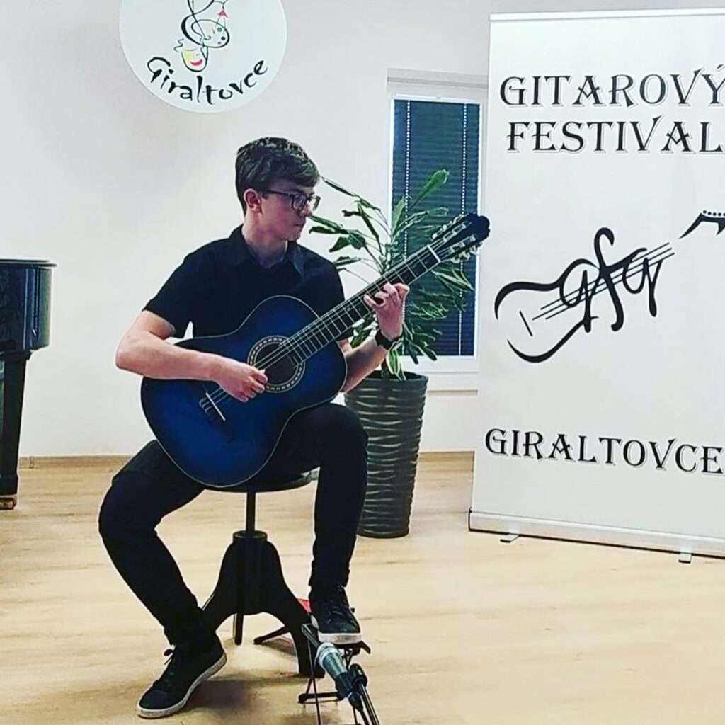 Read more about the article Bronzové pásmo pre nášho žiaka na Gitarovom festivale v Giraltovciach!