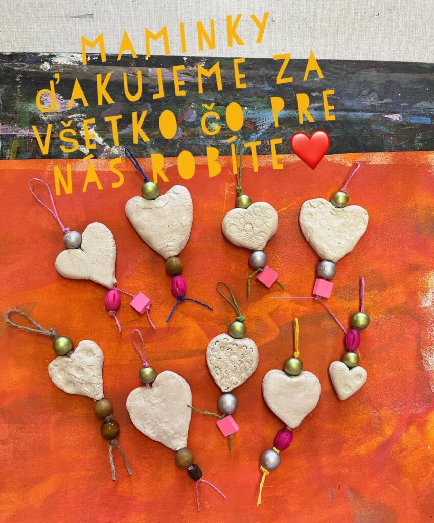 Read more about the article Na Deň matiek nezabudli ani deti z výtvarného odboru.