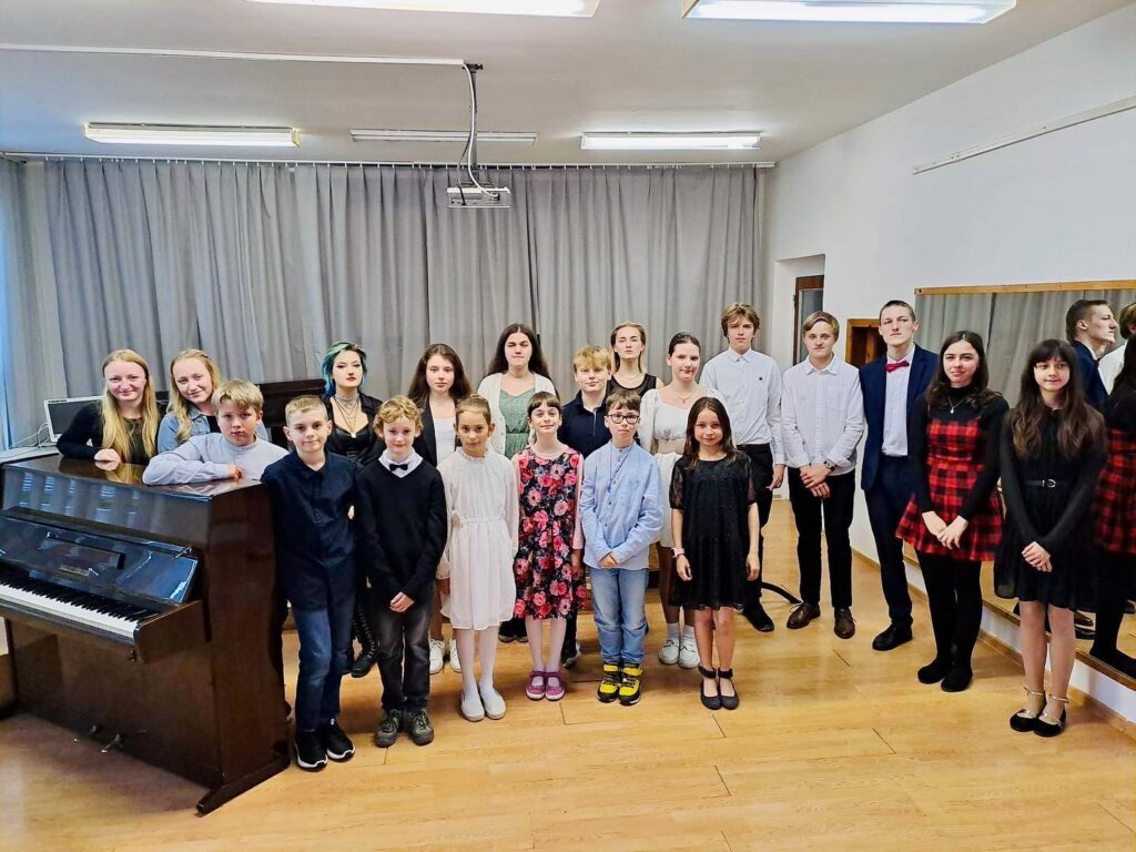 Read more about the article Dňa 18.5.2023 sa konal triedny koncert žiakov klavírnych tried🎹🎼